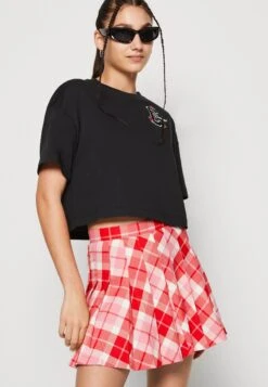 Converse Gran Z Boxy Tee - Print T-Shirt - Black -Converse Store 005290f3930e46b39982d8bdb4c29a81