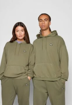 Converse Chuck Taylor Sneaker Patch Hoodie - Sweatshirt - Olive -Converse Store 087970211e64448fa8f5782eb6c7f416