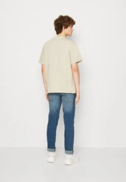 Converse Go To Star Chevron Unisex - Basic T-Shirt - Beach Stone -Converse Store 0c6d7b50a35f4cc7812050a4b75ccbfd