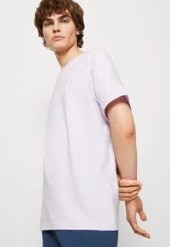 Converse Go To Embroidered Star Chevron Unisex - Basic T-Shirt - Vapor Violet -Converse Store 1058ed576dda4fefb596d1be0af55eaa