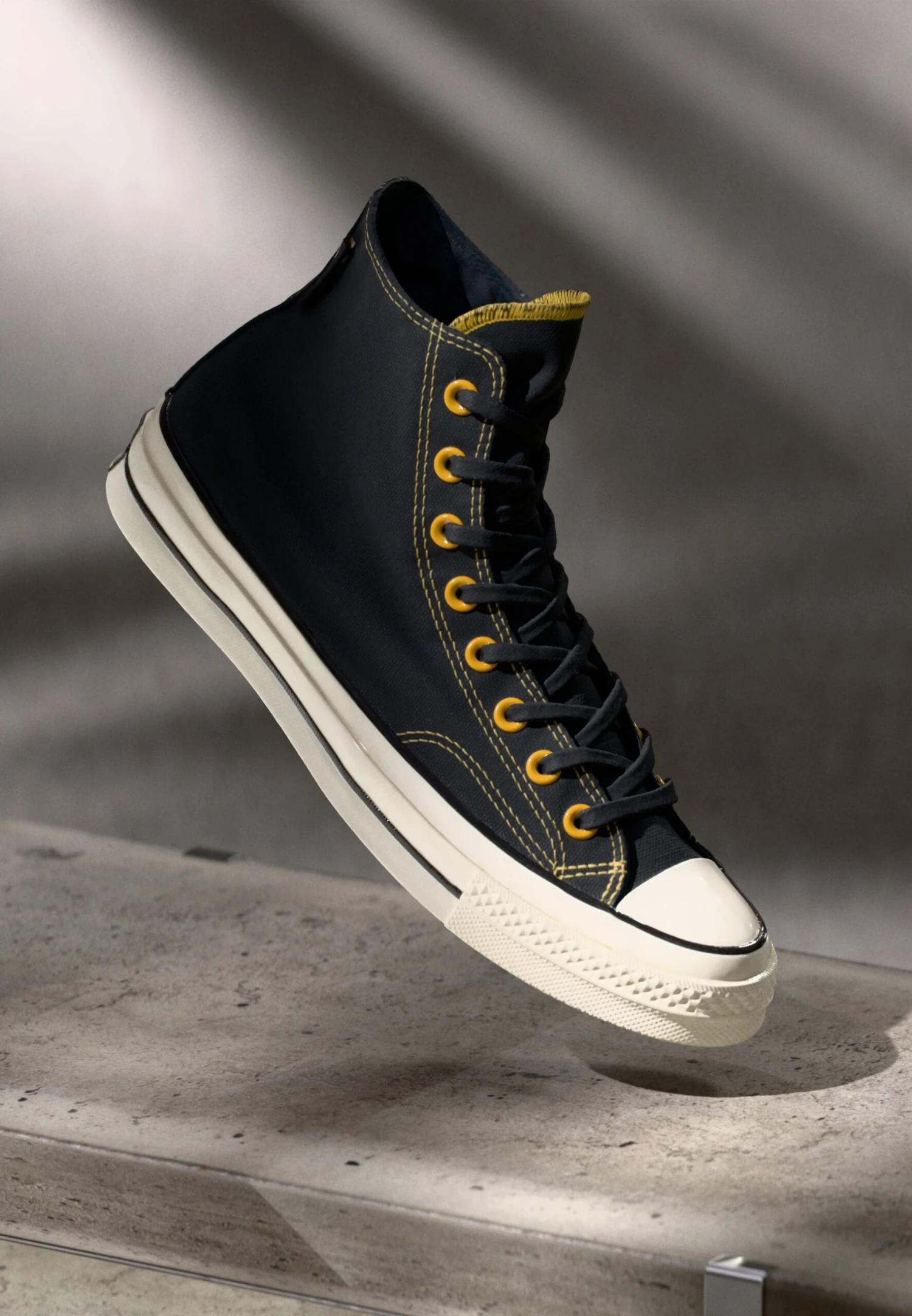 Converse CHUCK 70 GTX UNISEX - High-top Trainers - Black/sunny Angle 1 Converse CHUCK 70 GTX UNISEX - High-top Trainers - Black/sunny Angle