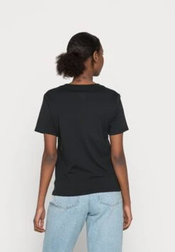 Converse Chuck Taylor All Star Patch Tee - Print T-Shirt - Black Multi -Converse Store 245823b192b84fd3bb9e7253f2d6ebb1