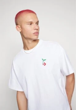 Converse Star Chevron Cherry Unisex - Basic T-Shirt - White 13 Converse Star Chevron Cherry Unisex - Basic T-Shirt - White -Converse Store 34fa326a00c1415292433bc2b0f7a6bc