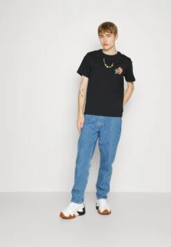 Converse Pomegranate Graphic - Print T-Shirt - Black -Converse Store 57bfd992808d402b99548ade638cedc0