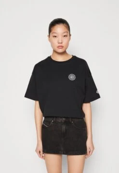 Converse Let'S Grow - Print T-Shirt - Black -Converse Store 5af5ba4f98214594bf7c92f39e910fdf