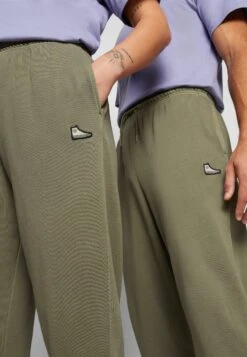 Converse Chuck Taylor Sneaker Patch Sweatpant Unisex - Tracksuit Bottoms - Olive -Converse Store 5e367e786efc42a5b0f735d9424d6037