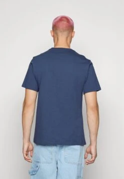 Converse Retro Collegiate Unisex - Print T-Shirt - Navy -Converse Store 70b3067cc6174e6cbf34a09c3e1a7fca