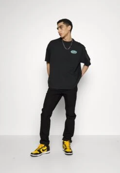 Converse Retro Sailboat Graphic- Print T-Shirt - Black -Converse Store 71328e33a7f04175810e1319edcc8268