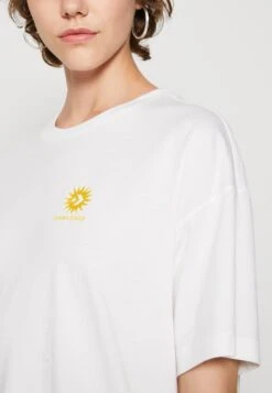 Converse Oversized Floral Graphic Crew - Print T-Shirt - White -Converse Store 8095bdd6da1a44f18fd851e201a5117e