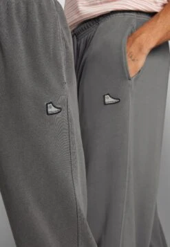 Converse Chuck Taylor Sneaker Patch Sweatpant Unisex - Tracksuit Bottoms - Black -Converse Store 86bafd8d2e9a4c56832deff36e7300af