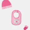 Converse CHUCK INFANT HAT BIB BOOTIE SET - Scarf - Cherry Blossom