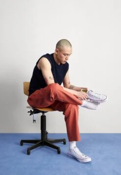 Converse Chuck Taylor All Star Ox Unisex - Trainers - White 10 Converse Chuck Taylor All Star Ox Unisex - Trainers - White -Converse Store 9e7aa0cdbb344b9ea1c9a5b0661f543d