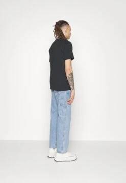 Converse Go To Star Chevron Tee Unisex - Print T-Shirt - Black -Converse Store a97606266d6c45a984bc5ec07e4e2fe1