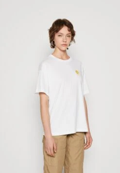 Converse Oversized Floral Graphic Crew - Print T-Shirt - White -Converse Store af9dddd41ca445aaa254f55292edaa66