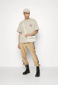 Converse Swamp Pals- Print T-Shirt - Beach Stone -Converse Store b28cd538a96148ac89627987000f624a