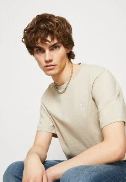 Converse Go To Star Chevron Unisex - Basic T-Shirt - Beach Stone -Converse Store b9559e49ac8d4de88c8daed09d468f51