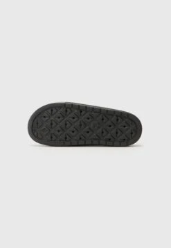 Converse ESSENTIAL UNISEX - Pool Slides - Black -Converse Store b9e735724664415f86518f5745cd40b0