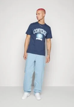 Converse Retro Collegiate Unisex - Print T-Shirt - Navy -Converse Store bf87a8bdad5d4b95b8f9d209f78213c1