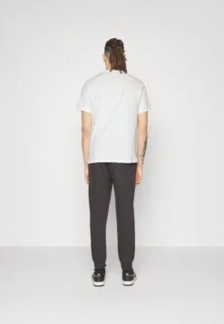 Converse Go To Star Chevron Tee Unisex - Print T-Shirt - White 9 Converse Go To Star Chevron Tee Unisex - Print T-Shirt - White -Converse Store ca62a8e0d0ff49fcbe8d721b18505122