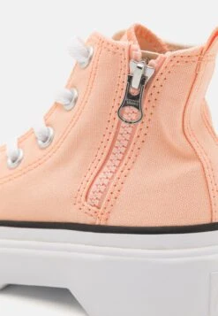 Converse Chuck Taylor All Star Lugged Lift Platform - High-Top Trainers - Cheeky Coral/White/Black -Converse Store cb8788f4c43044e9a5a6d69a61de22d8