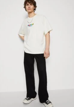 Converse Friendly Flowers Unisex - Print T-Shirt - Egret -Converse Store d30b19eafcbd47b59c92ab35922c1ad1