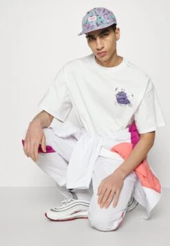 Converse Swamp Pals- Print T-Shirt - White -Converse Store e7757bb99a7e4c948c392ba03c61a304