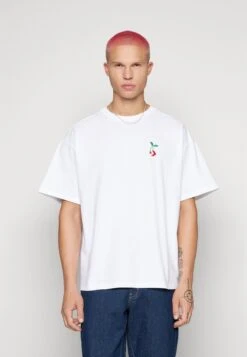 Converse Star Chevron Cherry Unisex - Basic T-Shirt - White 10 Converse Star Chevron Cherry Unisex - Basic T-Shirt - White -Converse Store f565bfdbea584c58b2f426862c0bca1a