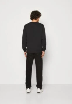 Converse Go To All Star Patch Crew Unisex - Sweatshirt - Black 8 Converse Go To All Star Patch Crew Unisex - Sweatshirt - Black -Converse Store f9f70bd679bc47ab82a0bf609d98e6a8