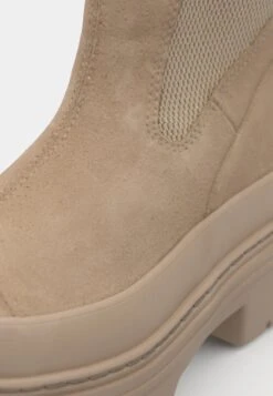 Converse CHUCK TAYLOR ALL STAR LUGGED HEEL CHELSEA BOOT - Platform Ankle Boots - Vintage Cargo -Converse Store fe35f19922d744409b10f23fc90cf36c